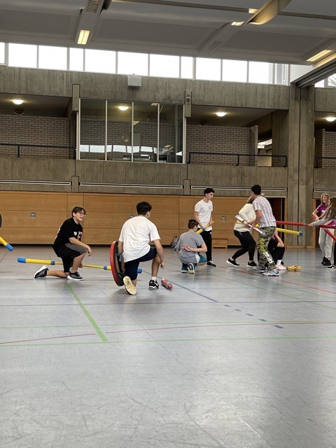 Rasant und schweißtreibend ging es zu, als die 8.-Klässler die Sportart Jugger kennenlernten.